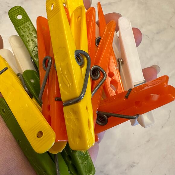 Vintage Mcm kitschy plastic clothes pin orange avocado green yellow flower print - Picture 8 of 8